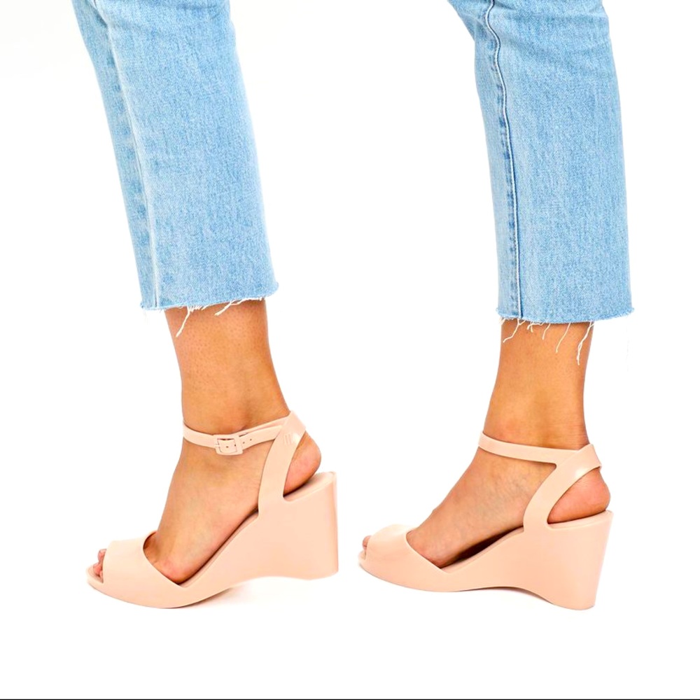 Melissa Blanca Ad Wedge